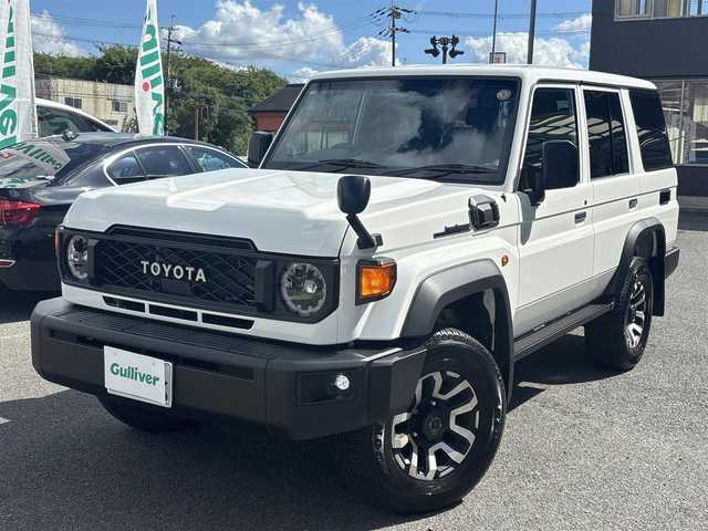 トヨタ ランドクルーザー AX 栃木県 2024(令6)年 0.1万km スーパーホワイトⅡ  ワンオーナー/ 4WD/ ディーゼルターボ/ 電動デフロック(フロント/リヤ)/ セーフティセンス/ ヒルスタート/ダウンヒルアシストコントロール/ 合皮/ファブリックコンビシート/ ウッドコンビステアリング/ 純正7インチSDナビ/・　バックカメラ/・　フルセグ/CD/DVD/BTオーディオ/ 前後ドライブレコーダー/  ETC/ 充電用Cタイプソケット２個/ USB/ クルーズコントロール/ 背面タイヤハーフカバー/ LEDヘッドライト/ LEDフォグ/ サイドステップ/ 純正フロアマット/ ISOFIX/ スペアキー/ 新車時保証書/ 車両取説