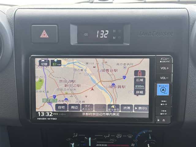 トヨタ ランドクルーザー AX 栃木県 2024(令6)年 0.1万km スーパーホワイトⅡ  ワンオーナー/ 4WD/ ディーゼルターボ/ 電動デフロック(フロント/リヤ)/ セーフティセンス/ ヒルスタート/ダウンヒルアシストコントロール/ 合皮/ファブリックコンビシート/ ウッドコンビステアリング/ 純正7インチSDナビ/・　バックカメラ/・　フルセグ/CD/DVD/BTオーディオ/ 前後ドライブレコーダー/  ETC/ 充電用Cタイプソケット２個/ USB/ クルーズコントロール/ 背面タイヤハーフカバー/ LEDヘッドライト/ LEDフォグ/ サイドステップ/ 純正フロアマット/ ISOFIX/ スペアキー/ 新車時保証書/ 車両取説