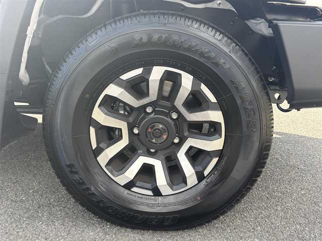 トヨタ ランドクルーザー AX 栃木県 2024(令6)年 0.1万km スーパーホワイトⅡ  ワンオーナー/ 4WD/ ディーゼルターボ/ 電動デフロック(フロント/リヤ)/ セーフティセンス/ ヒルスタート/ダウンヒルアシストコントロール/ 合皮/ファブリックコンビシート/ ウッドコンビステアリング/ 純正7インチSDナビ/・　バックカメラ/・　フルセグ/CD/DVD/BTオーディオ/ 前後ドライブレコーダー/  ETC/ 充電用Cタイプソケット２個/ USB/ クルーズコントロール/ 背面タイヤハーフカバー/ LEDヘッドライト/ LEDフォグ/ サイドステップ/ 純正フロアマット/ ISOFIX/ スペアキー/ 新車時保証書/ 車両取説