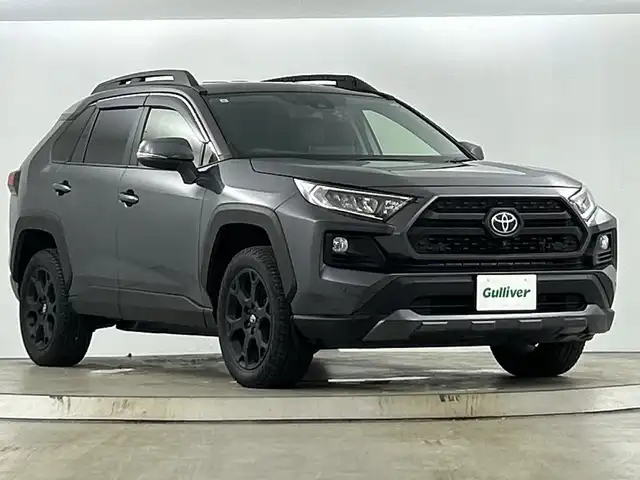 トヨタ ＲＡＶ４ アドベンチャー オフロードPKG 愛知県 2021(令3)年 2.7万km グレーメタリック 禁煙車/４WD/ワンオーナー/純正8インチディスプレイオーディオ/（AM/FM/USB/Bluetooth）/全方位カメラ/トヨタセーフティセンス/・プリクラッシュセーフティ/・レーンディパーチャーアラート/・オートマチックハイビーム/・レーダークルーズコントロール/・ブラインドスポットモニター/・ロードサインアシスト/コーナーセンサー/ETC2.0/ドライブレコーダー/ワイヤレス充電/デジタルインナーミラー/シートヒーター/シートベンチレーション/パワーシート/ステアリングヒーター/パワーバックドア/ダウンヒルアシスト/ルーフレール/純正18位インチアルミホイール/スマートキー/スペアキー有/プッシュスタート/LEDヘッドライト/フロントフォグランプ/オートライト/純正フロアマット/横滑り防止装置