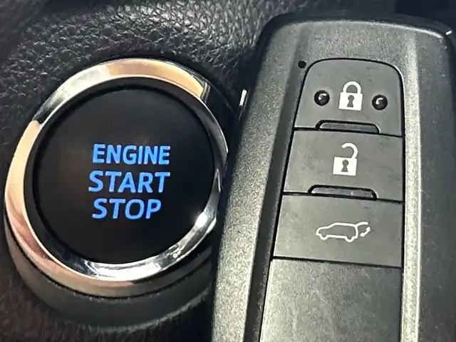 トヨタ ＲＡＶ４ アドベンチャー オフロードPKG 愛知県 2021(令3)年 2.7万km グレーメタリック 禁煙車/４WD/ワンオーナー/純正8インチディスプレイオーディオ/（AM/FM/USB/Bluetooth）/全方位カメラ/トヨタセーフティセンス/・プリクラッシュセーフティ/・レーンディパーチャーアラート/・オートマチックハイビーム/・レーダークルーズコントロール/・ブラインドスポットモニター/・ロードサインアシスト/コーナーセンサー/ETC2.0/ドライブレコーダー/ワイヤレス充電/デジタルインナーミラー/シートヒーター/シートベンチレーション/パワーシート/ステアリングヒーター/パワーバックドア/ダウンヒルアシスト/ルーフレール/純正18位インチアルミホイール/スマートキー/スペアキー有/プッシュスタート/LEDヘッドライト/フロントフォグランプ/オートライト/純正フロアマット/横滑り防止装置