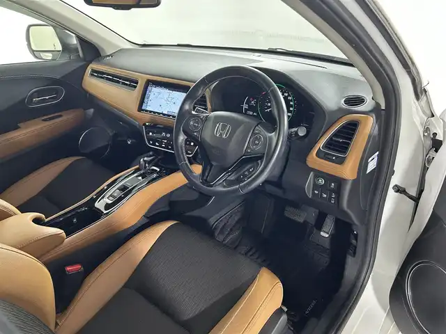 ホンダ ヴェゼル ハイブリッド Z ホンダセンシング 佐賀県 2020(令2)年 5.9万km プラチナホワイトパール 純正8インチナビ/フルセグTV/Bluetooth/CD/DVD/HDMI/ホンダセンシング/クルーズコントロール/バックカメラ/ドライブレコーダー/ビルトインETC/ステアリングスイッチ/パドルシフト/ハーフレザーシート/前席シートヒーター/純正17インチAW/LEDヘッドライト/オートライト/フォグランプ/革巻きステアリング/電動パーキングスイッチ