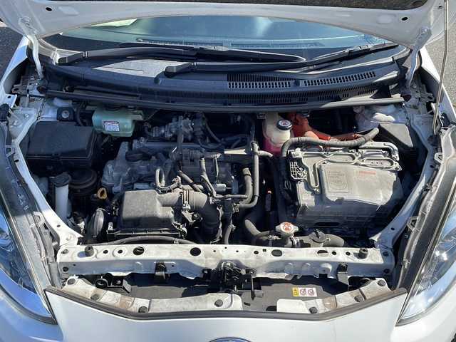 トヨタ アクア S 岩手県 2018(平30)年 6.8万km スーパーホワイトⅡ 禁煙車/社外ナビ/AM/FM/バックカメラ/ETC/積込冬タイヤ/衝突被害軽減ブレーキ/横滑り防止装置/HIDヘッドライト/フォグランプ/スマートキー/電動格納ミラー/純正フロアマット/ドアバイザー/取扱説明書