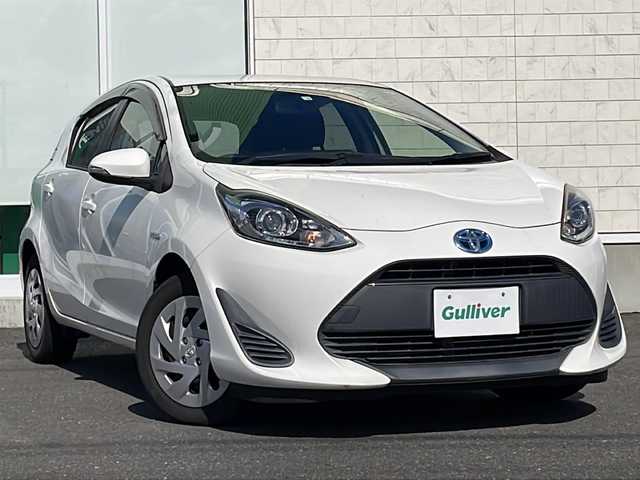 トヨタ アクア S 岩手県 2018(平30)年 6.8万km スーパーホワイトⅡ 禁煙車/社外ナビ/AM/FM/バックカメラ/ETC/積込冬タイヤ/衝突被害軽減ブレーキ/横滑り防止装置/HIDヘッドライト/フォグランプ/スマートキー/電動格納ミラー/純正フロアマット/ドアバイザー/取扱説明書