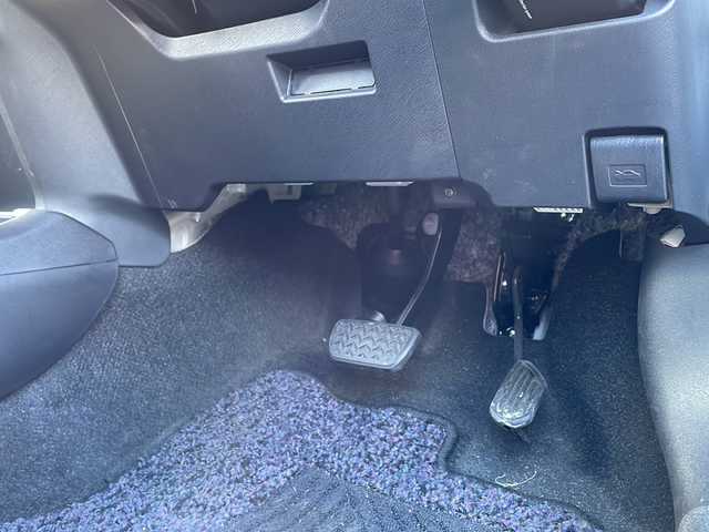 トヨタ アクア S 岩手県 2018(平30)年 6.8万km スーパーホワイトⅡ 禁煙車/社外ナビ/AM/FM/バックカメラ/ETC/積込冬タイヤ/衝突被害軽減ブレーキ/横滑り防止装置/HIDヘッドライト/フォグランプ/スマートキー/電動格納ミラー/純正フロアマット/ドアバイザー/取扱説明書