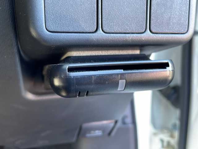 トヨタ アクア S 岩手県 2018(平30)年 6.8万km スーパーホワイトⅡ 禁煙車/社外ナビ/AM/FM/バックカメラ/ETC/積込冬タイヤ/衝突被害軽減ブレーキ/横滑り防止装置/HIDヘッドライト/フォグランプ/スマートキー/電動格納ミラー/純正フロアマット/ドアバイザー/取扱説明書