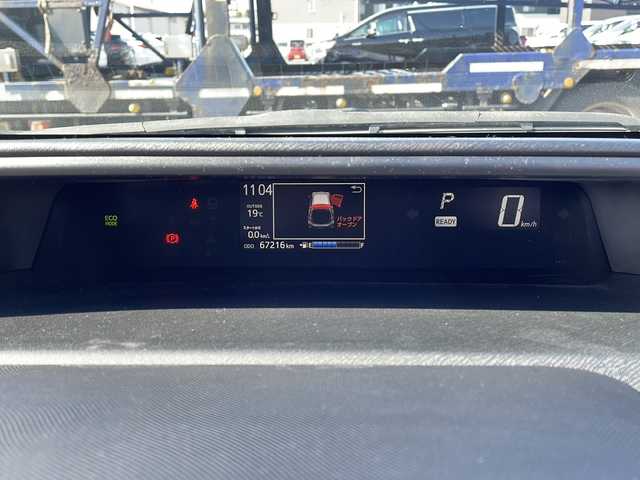 トヨタ アクア S 岩手県 2018(平30)年 6.8万km スーパーホワイトⅡ 禁煙車/社外ナビ/AM/FM/バックカメラ/ETC/積込冬タイヤ/衝突被害軽減ブレーキ/横滑り防止装置/HIDヘッドライト/フォグランプ/スマートキー/電動格納ミラー/純正フロアマット/ドアバイザー/取扱説明書