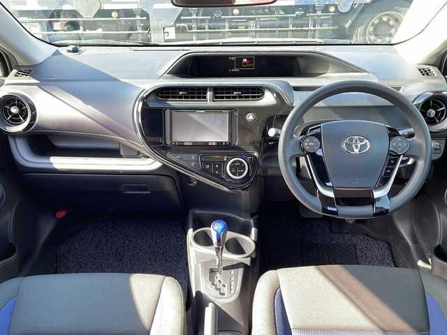 トヨタ アクア S 岩手県 2018(平30)年 6.8万km スーパーホワイトⅡ 禁煙車/社外ナビ/AM/FM/バックカメラ/ETC/積込冬タイヤ/衝突被害軽減ブレーキ/横滑り防止装置/HIDヘッドライト/フォグランプ/スマートキー/電動格納ミラー/純正フロアマット/ドアバイザー/取扱説明書