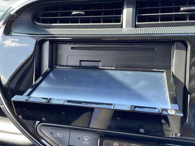 トヨタ アクア S 岩手県 2018(平30)年 6.8万km スーパーホワイトⅡ 禁煙車/社外ナビ/AM/FM/バックカメラ/ETC/積込冬タイヤ/衝突被害軽減ブレーキ/横滑り防止装置/HIDヘッドライト/フォグランプ/スマートキー/電動格納ミラー/純正フロアマット/ドアバイザー/取扱説明書