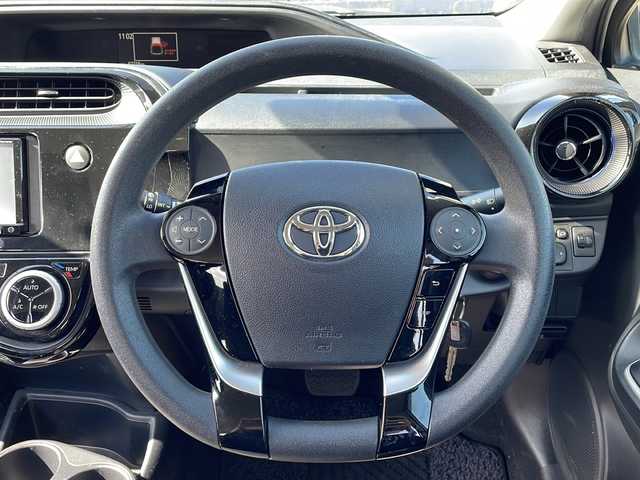 トヨタ アクア S 岩手県 2018(平30)年 6.8万km スーパーホワイトⅡ 禁煙車/社外ナビ/AM/FM/バックカメラ/ETC/積込冬タイヤ/衝突被害軽減ブレーキ/横滑り防止装置/HIDヘッドライト/フォグランプ/スマートキー/電動格納ミラー/純正フロアマット/ドアバイザー/取扱説明書