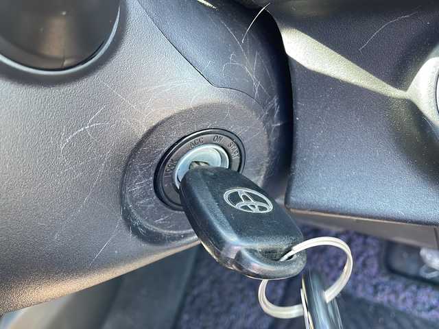 トヨタ アクア S 岩手県 2018(平30)年 6.8万km スーパーホワイトⅡ 禁煙車/社外ナビ/AM/FM/バックカメラ/ETC/積込冬タイヤ/衝突被害軽減ブレーキ/横滑り防止装置/HIDヘッドライト/フォグランプ/スマートキー/電動格納ミラー/純正フロアマット/ドアバイザー/取扱説明書