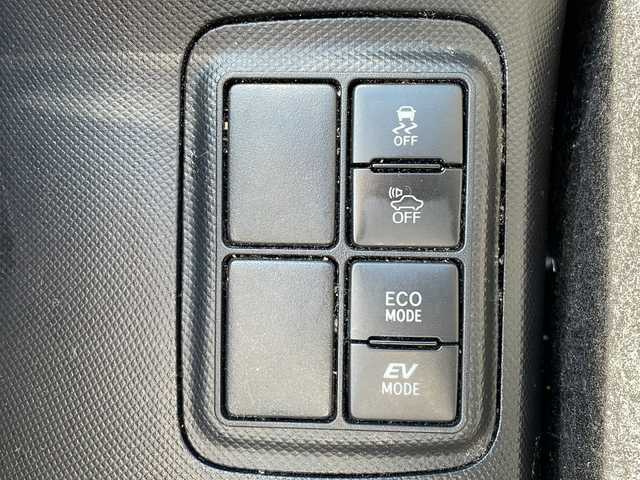 トヨタ アクア S 岩手県 2018(平30)年 6.8万km スーパーホワイトⅡ 禁煙車/社外ナビ/AM/FM/バックカメラ/ETC/積込冬タイヤ/衝突被害軽減ブレーキ/横滑り防止装置/HIDヘッドライト/フォグランプ/スマートキー/電動格納ミラー/純正フロアマット/ドアバイザー/取扱説明書