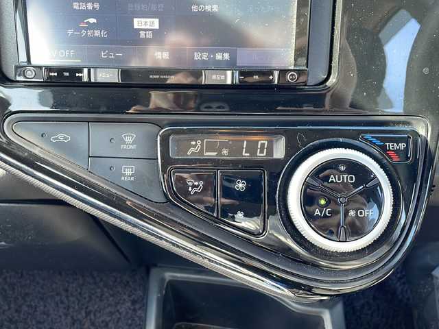 トヨタ アクア S 岩手県 2018(平30)年 6.8万km スーパーホワイトⅡ 禁煙車/社外ナビ/AM/FM/バックカメラ/ETC/積込冬タイヤ/衝突被害軽減ブレーキ/横滑り防止装置/HIDヘッドライト/フォグランプ/スマートキー/電動格納ミラー/純正フロアマット/ドアバイザー/取扱説明書