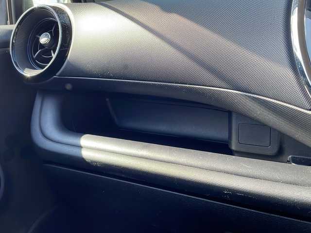 トヨタ アクア S 岩手県 2018(平30)年 6.8万km スーパーホワイトⅡ 禁煙車/社外ナビ/AM/FM/バックカメラ/ETC/積込冬タイヤ/衝突被害軽減ブレーキ/横滑り防止装置/HIDヘッドライト/フォグランプ/スマートキー/電動格納ミラー/純正フロアマット/ドアバイザー/取扱説明書