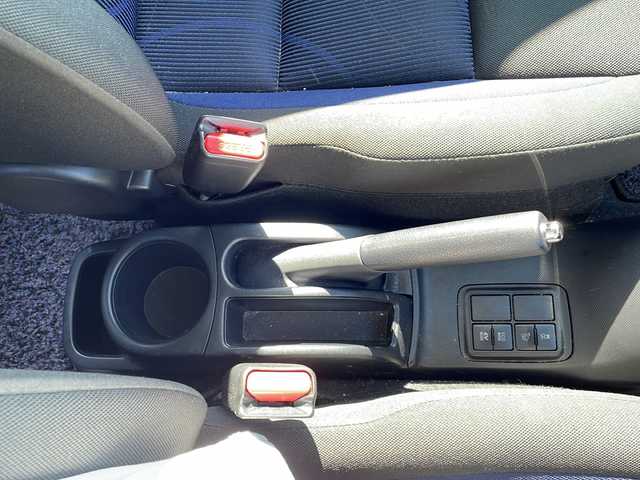 トヨタ アクア S 岩手県 2018(平30)年 6.8万km スーパーホワイトⅡ 禁煙車/社外ナビ/AM/FM/バックカメラ/ETC/積込冬タイヤ/衝突被害軽減ブレーキ/横滑り防止装置/HIDヘッドライト/フォグランプ/スマートキー/電動格納ミラー/純正フロアマット/ドアバイザー/取扱説明書