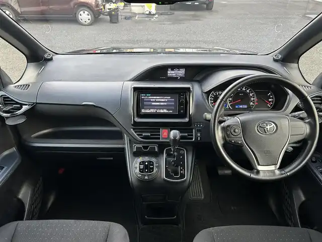 トヨタ ヴォクシー V 埼玉県 2015(平27)年 14.7万km ブラッキッシュアゲハガラスフレーク (株)IDOMが運営する【じしゃロン鳩ヶ谷店】の自社ローン専用車両になりますこちらは現金またはオートローンご利用時の価格です。自社ローンご希望の方は別途その旨お申付け下さい/登録時146171km/純正SDナビ(品番:NSZN-W64T)/・AM/FM・CD・DVD・BT・MSV(SD)/フルセグTV/バックカメラ/クルーズコントロール追従機能なし/ビルトインETC/両側パワースライドドア/ワンタッチオートスライドドア/プッシュスタート/アイドリングストップ/スマートキー/スペアキー×1/革巻きステアリング/革巻きシフトノブ/ステアリングスイッチ/社外アルパインツイーター/自動防眩ミラー/後席ロールサンシェード/純正15インチAW/オートライト/純正LEDヘッドライト/3列シート/前席ウォークスルー/ウインドシールドデアイサー/チップアップシート/純正フロアマット/フロントフォグランプ/ドアバイザー/ダブル/ニーエアバッグ