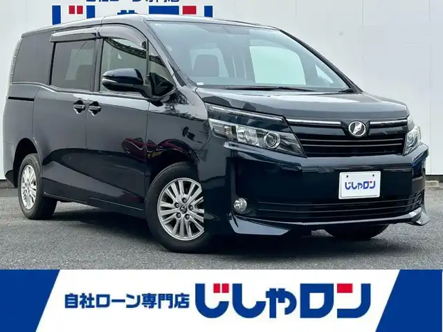 トヨタ ヴォクシー V 埼玉県 2015(平27)年 14.7万km ブラッキッシュアゲハガラスフレーク (株)IDOMが運営する【じしゃロン鳩ヶ谷店】の自社ローン専用車両になりますこちらは現金またはオートローンご利用時の価格です。自社ローンご希望の方は別途その旨お申付け下さい/登録時146171km/純正SDナビ(品番:NSZN-W64T)/・AM/FM・CD・DVD・BT・MSV(SD)/フルセグTV/バックカメラ/クルーズコントロール追従機能なし/ビルトインETC/両側パワースライドドア/ワンタッチオートスライドドア/プッシュスタート/アイドリングストップ/スマートキー/スペアキー×1/革巻きステアリング/革巻きシフトノブ/ステアリングスイッチ/社外アルパインツイーター/自動防眩ミラー/後席ロールサンシェード/純正15インチAW/オートライト/純正LEDヘッドライト/3列シート/前席ウォークスルー/ウインドシールドデアイサー/チップアップシート/純正フロアマット/フロントフォグランプ/ドアバイザー/ダブル/ニーエアバッグ