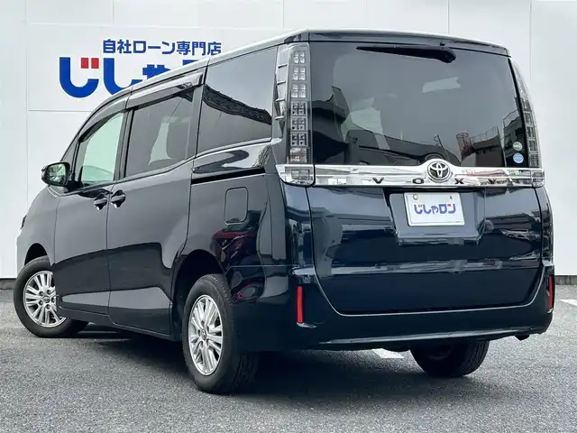 トヨタ ヴォクシー V 埼玉県 2015(平27)年 14.7万km ブラッキッシュアゲハガラスフレーク (株)IDOMが運営する【じしゃロン鳩ヶ谷店】の自社ローン専用車両になりますこちらは現金またはオートローンご利用時の価格です。自社ローンご希望の方は別途その旨お申付け下さい/登録時146171km/純正SDナビ(品番:NSZN-W64T)/・AM/FM・CD・DVD・BT・MSV(SD)/フルセグTV/バックカメラ/クルーズコントロール追従機能なし/ビルトインETC/両側パワースライドドア/ワンタッチオートスライドドア/プッシュスタート/アイドリングストップ/スマートキー/スペアキー×1/革巻きステアリング/革巻きシフトノブ/ステアリングスイッチ/社外アルパインツイーター/自動防眩ミラー/後席ロールサンシェード/純正15インチAW/オートライト/純正LEDヘッドライト/3列シート/前席ウォークスルー/ウインドシールドデアイサー/チップアップシート/純正フロアマット/フロントフォグランプ/ドアバイザー/ダブル/ニーエアバッグ