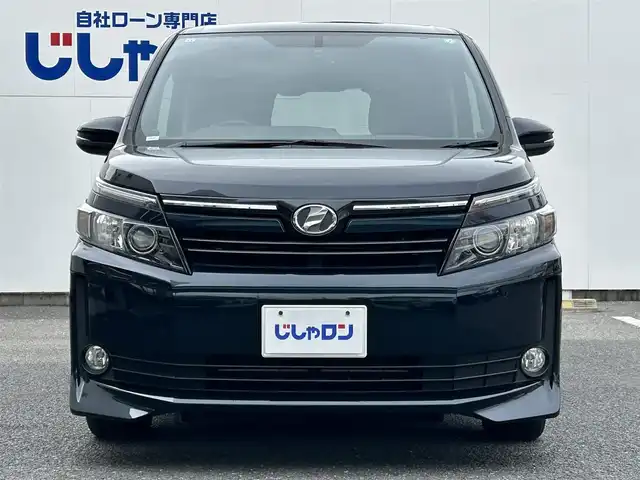 トヨタ ヴォクシー V 埼玉県 2015(平27)年 14.7万km ブラッキッシュアゲハガラスフレーク (株)IDOMが運営する【じしゃロン鳩ヶ谷店】の自社ローン専用車両になりますこちらは現金またはオートローンご利用時の価格です。自社ローンご希望の方は別途その旨お申付け下さい/登録時146171km/純正SDナビ(品番:NSZN-W64T)/・AM/FM・CD・DVD・BT・MSV(SD)/フルセグTV/バックカメラ/クルーズコントロール追従機能なし/ビルトインETC/両側パワースライドドア/ワンタッチオートスライドドア/プッシュスタート/アイドリングストップ/スマートキー/スペアキー×1/革巻きステアリング/革巻きシフトノブ/ステアリングスイッチ/社外アルパインツイーター/自動防眩ミラー/後席ロールサンシェード/純正15インチAW/オートライト/純正LEDヘッドライト/3列シート/前席ウォークスルー/ウインドシールドデアイサー/チップアップシート/純正フロアマット/フロントフォグランプ/ドアバイザー/ダブル/ニーエアバッグ