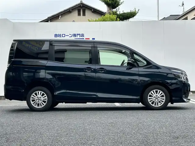 トヨタ ヴォクシー V 埼玉県 2015(平27)年 14.7万km ブラッキッシュアゲハガラスフレーク (株)IDOMが運営する【じしゃロン鳩ヶ谷店】の自社ローン専用車両になりますこちらは現金またはオートローンご利用時の価格です。自社ローンご希望の方は別途その旨お申付け下さい/登録時146171km/純正SDナビ(品番:NSZN-W64T)/・AM/FM・CD・DVD・BT・MSV(SD)/フルセグTV/バックカメラ/クルーズコントロール追従機能なし/ビルトインETC/両側パワースライドドア/ワンタッチオートスライドドア/プッシュスタート/アイドリングストップ/スマートキー/スペアキー×1/革巻きステアリング/革巻きシフトノブ/ステアリングスイッチ/社外アルパインツイーター/自動防眩ミラー/後席ロールサンシェード/純正15インチAW/オートライト/純正LEDヘッドライト/3列シート/前席ウォークスルー/ウインドシールドデアイサー/チップアップシート/純正フロアマット/フロントフォグランプ/ドアバイザー/ダブル/ニーエアバッグ