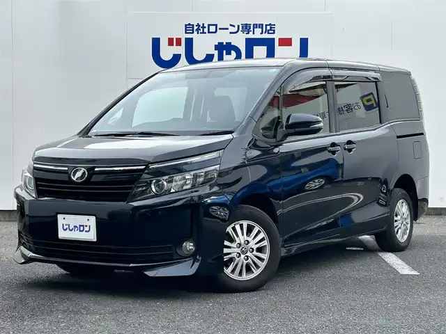 トヨタ ヴォクシー V 埼玉県 2015(平27)年 14.7万km ブラッキッシュアゲハガラスフレーク (株)IDOMが運営する【じしゃロン鳩ヶ谷店】の自社ローン専用車両になりますこちらは現金またはオートローンご利用時の価格です。自社ローンご希望の方は別途その旨お申付け下さい/登録時146171km/純正SDナビ(品番:NSZN-W64T)/・AM/FM・CD・DVD・BT・MSV(SD)/フルセグTV/バックカメラ/クルーズコントロール追従機能なし/ビルトインETC/両側パワースライドドア/ワンタッチオートスライドドア/プッシュスタート/アイドリングストップ/スマートキー/スペアキー×1/革巻きステアリング/革巻きシフトノブ/ステアリングスイッチ/社外アルパインツイーター/自動防眩ミラー/後席ロールサンシェード/純正15インチAW/オートライト/純正LEDヘッドライト/3列シート/前席ウォークスルー/ウインドシールドデアイサー/チップアップシート/純正フロアマット/フロントフォグランプ/ドアバイザー/ダブル/ニーエアバッグ
