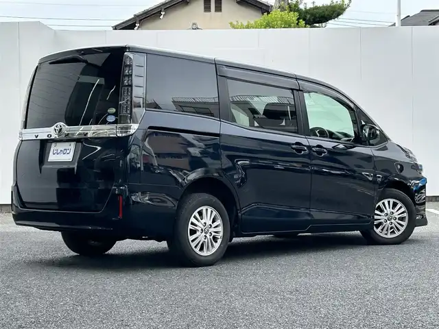 トヨタ ヴォクシー V 埼玉県 2015(平27)年 14.7万km ブラッキッシュアゲハガラスフレーク (株)IDOMが運営する【じしゃロン鳩ヶ谷店】の自社ローン専用車両になりますこちらは現金またはオートローンご利用時の価格です。自社ローンご希望の方は別途その旨お申付け下さい/登録時146171km/純正SDナビ(品番:NSZN-W64T)/・AM/FM・CD・DVD・BT・MSV(SD)/フルセグTV/バックカメラ/クルーズコントロール追従機能なし/ビルトインETC/両側パワースライドドア/ワンタッチオートスライドドア/プッシュスタート/アイドリングストップ/スマートキー/スペアキー×1/革巻きステアリング/革巻きシフトノブ/ステアリングスイッチ/社外アルパインツイーター/自動防眩ミラー/後席ロールサンシェード/純正15インチAW/オートライト/純正LEDヘッドライト/3列シート/前席ウォークスルー/ウインドシールドデアイサー/チップアップシート/純正フロアマット/フロントフォグランプ/ドアバイザー/ダブル/ニーエアバッグ