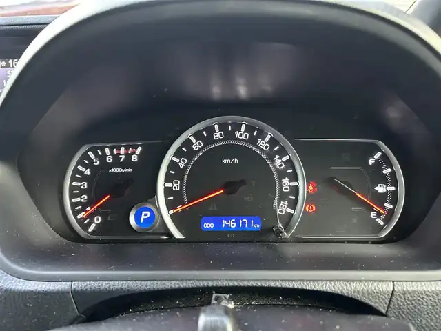 トヨタ ヴォクシー V 埼玉県 2015(平27)年 14.7万km ブラッキッシュアゲハガラスフレーク (株)IDOMが運営する【じしゃロン鳩ヶ谷店】の自社ローン専用車両になりますこちらは現金またはオートローンご利用時の価格です。自社ローンご希望の方は別途その旨お申付け下さい/登録時146171km/純正SDナビ(品番:NSZN-W64T)/・AM/FM・CD・DVD・BT・MSV(SD)/フルセグTV/バックカメラ/クルーズコントロール追従機能なし/ビルトインETC/両側パワースライドドア/ワンタッチオートスライドドア/プッシュスタート/アイドリングストップ/スマートキー/スペアキー×1/革巻きステアリング/革巻きシフトノブ/ステアリングスイッチ/社外アルパインツイーター/自動防眩ミラー/後席ロールサンシェード/純正15インチAW/オートライト/純正LEDヘッドライト/3列シート/前席ウォークスルー/ウインドシールドデアイサー/チップアップシート/純正フロアマット/フロントフォグランプ/ドアバイザー/ダブル/ニーエアバッグ