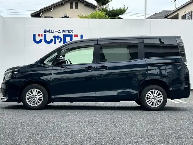 トヨタ ヴォクシー V 埼玉県 2015(平27)年 14.7万km ブラッキッシュアゲハガラスフレーク (株)IDOMが運営する【じしゃロン鳩ヶ谷店】の自社ローン専用車両になりますこちらは現金またはオートローンご利用時の価格です。自社ローンご希望の方は別途その旨お申付け下さい/登録時146171km/純正SDナビ(品番:NSZN-W64T)/・AM/FM・CD・DVD・BT・MSV(SD)/フルセグTV/バックカメラ/クルーズコントロール追従機能なし/ビルトインETC/両側パワースライドドア/ワンタッチオートスライドドア/プッシュスタート/アイドリングストップ/スマートキー/スペアキー×1/革巻きステアリング/革巻きシフトノブ/ステアリングスイッチ/社外アルパインツイーター/自動防眩ミラー/後席ロールサンシェード/純正15インチAW/オートライト/純正LEDヘッドライト/3列シート/前席ウォークスルー/ウインドシールドデアイサー/チップアップシート/純正フロアマット/フロントフォグランプ/ドアバイザー/ダブル/ニーエアバッグ