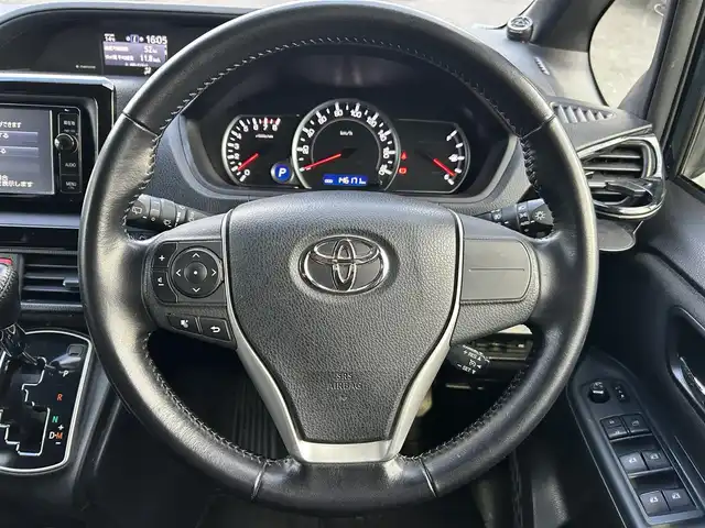 トヨタ ヴォクシー V 埼玉県 2015(平27)年 14.7万km ブラッキッシュアゲハガラスフレーク (株)IDOMが運営する【じしゃロン鳩ヶ谷店】の自社ローン専用車両になりますこちらは現金またはオートローンご利用時の価格です。自社ローンご希望の方は別途その旨お申付け下さい/登録時146171km/純正SDナビ(品番:NSZN-W64T)/・AM/FM・CD・DVD・BT・MSV(SD)/フルセグTV/バックカメラ/クルーズコントロール追従機能なし/ビルトインETC/両側パワースライドドア/ワンタッチオートスライドドア/プッシュスタート/アイドリングストップ/スマートキー/スペアキー×1/革巻きステアリング/革巻きシフトノブ/ステアリングスイッチ/社外アルパインツイーター/自動防眩ミラー/後席ロールサンシェード/純正15インチAW/オートライト/純正LEDヘッドライト/3列シート/前席ウォークスルー/ウインドシールドデアイサー/チップアップシート/純正フロアマット/フロントフォグランプ/ドアバイザー/ダブル/ニーエアバッグ