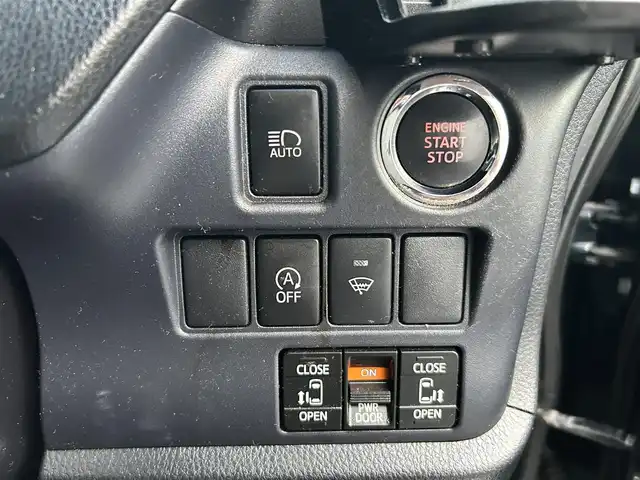 トヨタ ヴォクシー V 埼玉県 2015(平27)年 14.7万km ブラッキッシュアゲハガラスフレーク (株)IDOMが運営する【じしゃロン鳩ヶ谷店】の自社ローン専用車両になりますこちらは現金またはオートローンご利用時の価格です。自社ローンご希望の方は別途その旨お申付け下さい/登録時146171km/純正SDナビ(品番:NSZN-W64T)/・AM/FM・CD・DVD・BT・MSV(SD)/フルセグTV/バックカメラ/クルーズコントロール追従機能なし/ビルトインETC/両側パワースライドドア/ワンタッチオートスライドドア/プッシュスタート/アイドリングストップ/スマートキー/スペアキー×1/革巻きステアリング/革巻きシフトノブ/ステアリングスイッチ/社外アルパインツイーター/自動防眩ミラー/後席ロールサンシェード/純正15インチAW/オートライト/純正LEDヘッドライト/3列シート/前席ウォークスルー/ウインドシールドデアイサー/チップアップシート/純正フロアマット/フロントフォグランプ/ドアバイザー/ダブル/ニーエアバッグ