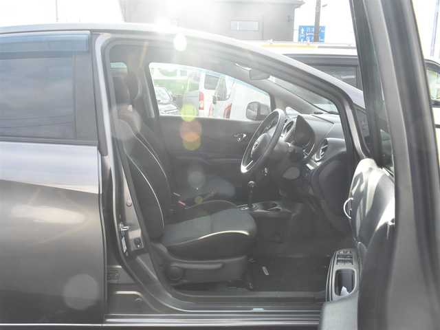 日産 ノート X 愛知県 2013(平25)年 4.2万km タイタニウムグレー ドラレコ/アイドリングストップ/プライバシーガラス/プッシュスタート/イモビライザー/純正HDDナビ/ワンセグTV/純正フロアマット/ドアバイザー/保証書/取説ナビ説