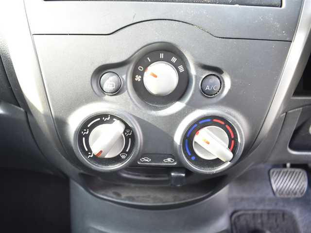 日産 ノート X 愛知県 2013(平25)年 4.2万km タイタニウムグレー ドラレコ/アイドリングストップ/プライバシーガラス/プッシュスタート/イモビライザー/純正HDDナビ/ワンセグTV/純正フロアマット/ドアバイザー/保証書/取説ナビ説