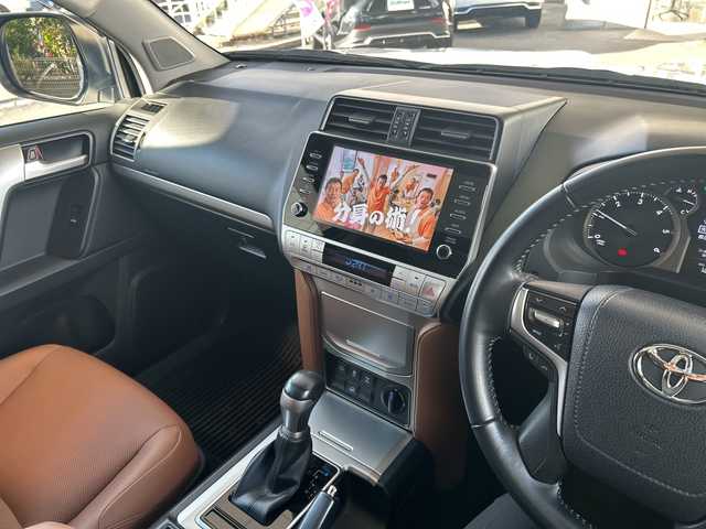 トヨタ ランドクルーザー プラド TX-L 70thアニバーサリーLTD 京都府 2021(令3)年 1.7万km ホワイトパールクリスタルシャイン ワンオーナー/純正メモリナビ/フルセグテレビ/バックカメラ/アラウンドビュー/Bluetooth/ウィンカーミラー/クルーズコントロール/サンルーフ/ドアバイザー/プッシュスタート/ビルトインETC2.0/衝突軽減ブレーキ/レーンキープ/コーナーセンサー