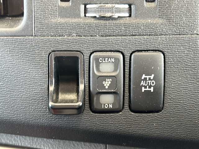 トヨタ アイシス プラタナ Uセレクション 鳥取県 2009(平21)年 19.3万km ブラックマイカ オート4WD/スマートドアロック/両側パワースライド/純正OPグリル/パドルシフト/社外メモリナビゲーション/フルセグ/クリアランスソナー/クリーンエアコン/オートライト/キセノンライト/フォグライト/保証書・取説