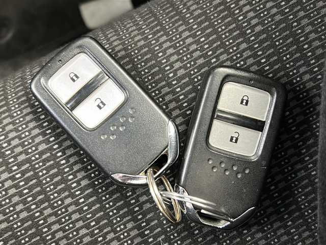 ホンダ フィット 13G Lパッケージ 宮城県 2013(平25)年 6.7万km アラバスターシルバーメタリック 純正オーディオ/LEDヘッドライト/オートライト/プッシュスタート/スマートキー×2/ECON/横滑り防止装置/アイドリングストップ/純正フロアマット/電動格納ミラー/ドアバイザー
