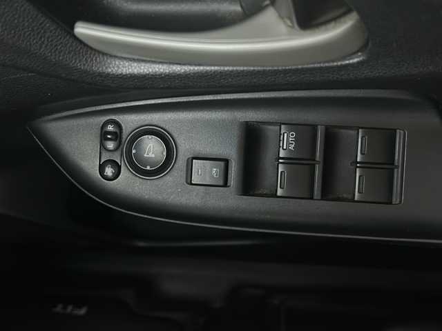 ホンダ フィット 13G Lパッケージ 宮城県 2013(平25)年 6.7万km アラバスターシルバーメタリック 純正オーディオ/LEDヘッドライト/オートライト/プッシュスタート/スマートキー×2/ECON/横滑り防止装置/アイドリングストップ/純正フロアマット/電動格納ミラー/ドアバイザー