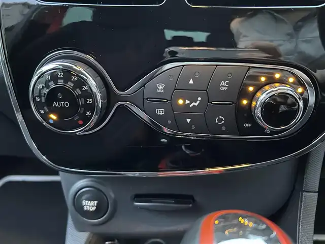 ルノー ルーテシア ルノー スポール シャシースポール 東京都 2014(平26)年 6.8万km 黒 社外メモリーナビ/　フルセグTV/DVD/CD/Bluetooth/純正18インチアルミホイール/クルーズコントロール/パドルシフト/キセノンヘッドライト/フォグランプ/オートライト/ETC/プッシュスタート/カードキー/ヘッドライトレベライザー/電動格納ミラー/ウインカーミラー/フロアマット/ドアバイザー