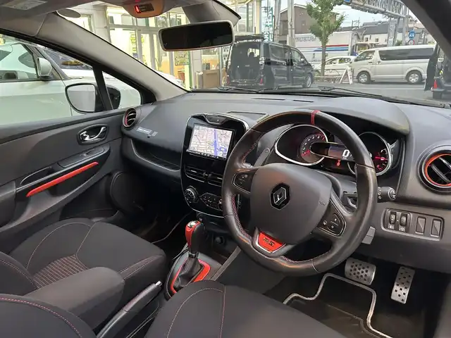 ルノー ルーテシア ルノー スポール シャシースポール 東京都 2014(平26)年 6.8万km 黒 社外メモリーナビ/　フルセグTV/DVD/CD/Bluetooth/純正18インチアルミホイール/クルーズコントロール/パドルシフト/キセノンヘッドライト/フォグランプ/オートライト/ETC/プッシュスタート/カードキー/ヘッドライトレベライザー/電動格納ミラー/ウインカーミラー/フロアマット/ドアバイザー