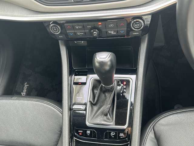 クライスラー・ジープ ジープ コンパス リミテッド 岐阜県 2022(令4)年 4.1万km 黒 純正ナビ/FM/FM/BluetoothAudio/AM/DTV/レザーシート/プッシュスタート/革ステアリング/ヒーテッドステアリング/パワーシート/アラウンドビゥーモニター/バックカメラ/パワーバックドア/衝突軽減ブレーキ/アクティブレーンマネジメント/トラフィックサインアシスト/側面距離警告/パークセンス/ドライバーアテンションアラート/ドアバイザー/ルーフレール/レーダークルーズコントロール/シートヒーター/オートエアコン/シート記憶メモリー/ETC