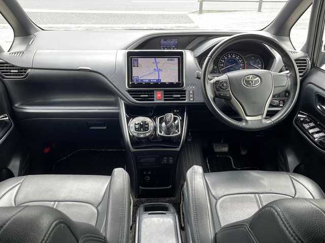 トヨタ ヴォクシー ハイブリッド ZS 煌Ⅱ 沖縄県 2019(令1)年 10.6万km ブラック 純正ナビ/（ＡＭ／ＦＭ／ＣＤ／ＤＶＤ／ＢＴ）　/フルセグＴＶ　/衝突軽減装置　/横滑り防止装置　/盗難防止装置/レーンキープアシスト/前後コーナーセンサー　/両側パワースライドドア　/後席フリップダウンモニター　/ウォークスルー/ドライブレコーダー/スマートキー/プッシュスタート/クルーズコントロール　/バックカメラ/オートヘッドライト/LEDヘッドライト/シートカバー