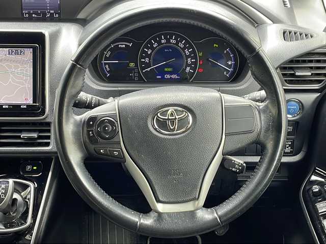トヨタ ヴォクシー ハイブリッド ZS 煌Ⅱ 沖縄県 2019(令1)年 10.6万km ブラック 純正ナビ/（ＡＭ／ＦＭ／ＣＤ／ＤＶＤ／ＢＴ）　/フルセグＴＶ　/衝突軽減装置　/横滑り防止装置　/盗難防止装置/レーンキープアシスト/前後コーナーセンサー　/両側パワースライドドア　/後席フリップダウンモニター　/ウォークスルー/ドライブレコーダー/スマートキー/プッシュスタート/クルーズコントロール　/バックカメラ/オートヘッドライト/LEDヘッドライト/シートカバー