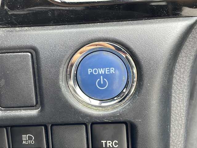トヨタ ヴォクシー ハイブリッド ZS 煌Ⅱ 沖縄県 2019(令1)年 10.6万km ブラック 純正ナビ/（ＡＭ／ＦＭ／ＣＤ／ＤＶＤ／ＢＴ）　/フルセグＴＶ　/衝突軽減装置　/横滑り防止装置　/盗難防止装置/レーンキープアシスト/前後コーナーセンサー　/両側パワースライドドア　/後席フリップダウンモニター　/ウォークスルー/ドライブレコーダー/スマートキー/プッシュスタート/クルーズコントロール　/バックカメラ/オートヘッドライト/LEDヘッドライト/シートカバー