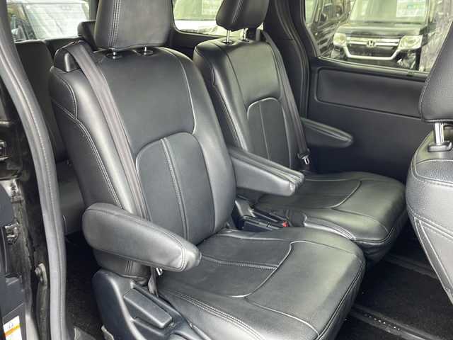 トヨタ ヴォクシー ハイブリッド ZS 煌Ⅱ 沖縄県 2019(令1)年 10.6万km ブラック 純正ナビ/（ＡＭ／ＦＭ／ＣＤ／ＤＶＤ／ＢＴ）　/フルセグＴＶ　/衝突軽減装置　/横滑り防止装置　/盗難防止装置/レーンキープアシスト/前後コーナーセンサー　/両側パワースライドドア　/後席フリップダウンモニター　/ウォークスルー/ドライブレコーダー/スマートキー/プッシュスタート/クルーズコントロール　/バックカメラ/オートヘッドライト/LEDヘッドライト/シートカバー