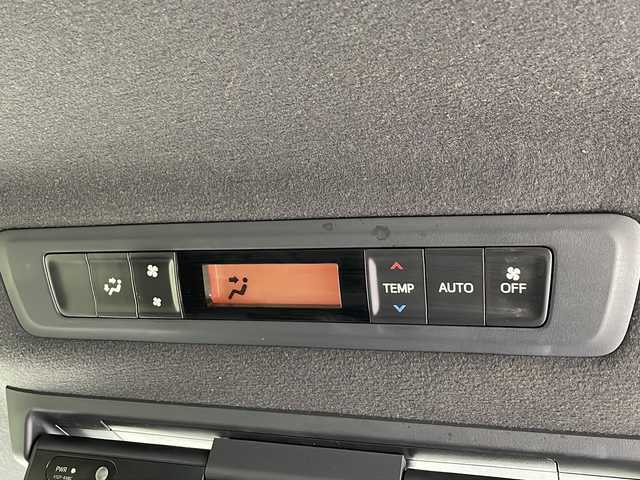 トヨタ ヴォクシー ハイブリッド ZS 煌Ⅱ 沖縄県 2019(令1)年 10.6万km ブラック 純正ナビ/（ＡＭ／ＦＭ／ＣＤ／ＤＶＤ／ＢＴ）　/フルセグＴＶ　/衝突軽減装置　/横滑り防止装置　/盗難防止装置/レーンキープアシスト/前後コーナーセンサー　/両側パワースライドドア　/後席フリップダウンモニター　/ウォークスルー/ドライブレコーダー/スマートキー/プッシュスタート/クルーズコントロール　/バックカメラ/オートヘッドライト/LEDヘッドライト/シートカバー