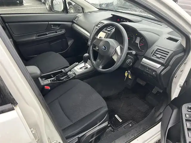 スバル インプレッサ スポーツ 1．6i 道央・札幌 2014(平26)年 5.5万km サテンホワイトパール 社外ナビ（AVIC-MRZ02）/前方ドライブレコーダー/（DRV-230）/ワンセグTV/ETC/純正フロアマット/ドアバイザー/リモコンキー/社外15インチアルミホイール/純正ホイールキャップ付きサマータイヤ積込