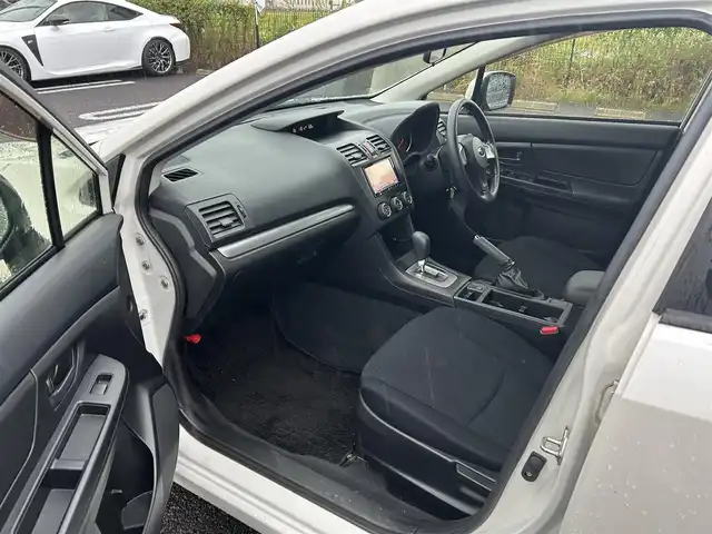 スバル インプレッサ スポーツ 1．6i 道央・札幌 2014(平26)年 5.5万km サテンホワイトパール 社外ナビ（AVIC-MRZ02）/前方ドライブレコーダー/（DRV-230）/ワンセグTV/ETC/純正フロアマット/ドアバイザー/リモコンキー/社外15インチアルミホイール/純正ホイールキャップ付きサマータイヤ積込