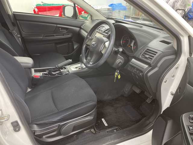 スバル インプレッサ スポーツ 1．6i 道央・札幌 2014(平26)年 5.5万km サテンホワイトパール 社外ナビ（AVIC-MRZ02）/前方ドライブレコーダー/（DRV-230）/ワンセグTV/ETC/純正フロアマット/ドアバイザー/リモコンキー/社外15インチアルミホイール/純正ホイールキャップ付きサマータイヤ積込