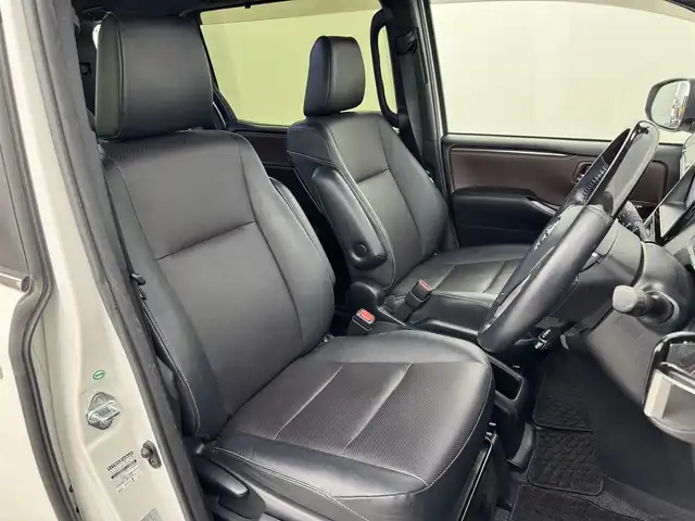 トヨタ エスクァイア Gi 福岡県 2018(平30)年 5.2万km ホワイトパールクリスタルシャイン 純正ナビ／フルセグＴＶ　/バックカメラ/ビルトインＥＴＣ　/前方ドラレコ　/クルーズコントロール　/衝突被害軽減　/レーンキープ　/両側電動スライドドア　/ＭＴモード付ＡＴ　/シートヒーター　/純正１５インチＡＷ　/ＬＥＤヘッドライト