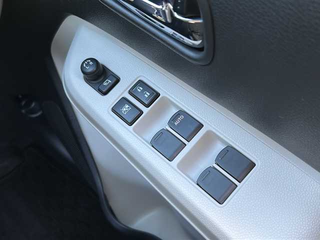 スズキ イグニス ハイブリッド S セレクション 広島県 2018(平30)年 1.6万km スピーディーブルーM 禁煙車/デュアルカメラブレーキサポート/車線逸脱警報/純正ナビ（KXM-E503W）/・フルセグ/CD/DVD/SD/BT/バックカメラ/革巻きステアリング/ステアリングスイッチ/シートヒーター/LEDヘッドライト/電動格納ウィンカーミラー/スマートキー/プッシュスタート/スペアキー/前ドライブレコーダー/ETC/純正フロアマット/純正ドアバイザー/Wエアバック