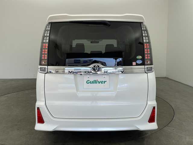 トヨタ ヴォクシー ZS 兵庫県 2015(平27)年 4.5万km ホワイトパールクリスタルシャイン ・純正ナビ/Bluetooth/CD/DVD/TV/・バックカメラ/・寒冷地仕様車/・アイドリングストップ/・盗難防止装置/・両側パワースライドドア/・ステアリングスイッチ/・ドライブスタートコントロール/・エコドライブモード/・S-VSC/・MTモード付AT/・純正フロアマット/・LEDヘッドライト/・フォグランプ/・純正16インチアルミホイール/・ビルトインETC/・前方ドライブレコーダー/・プッシュスタートボタン/・スマートキー/・WAC